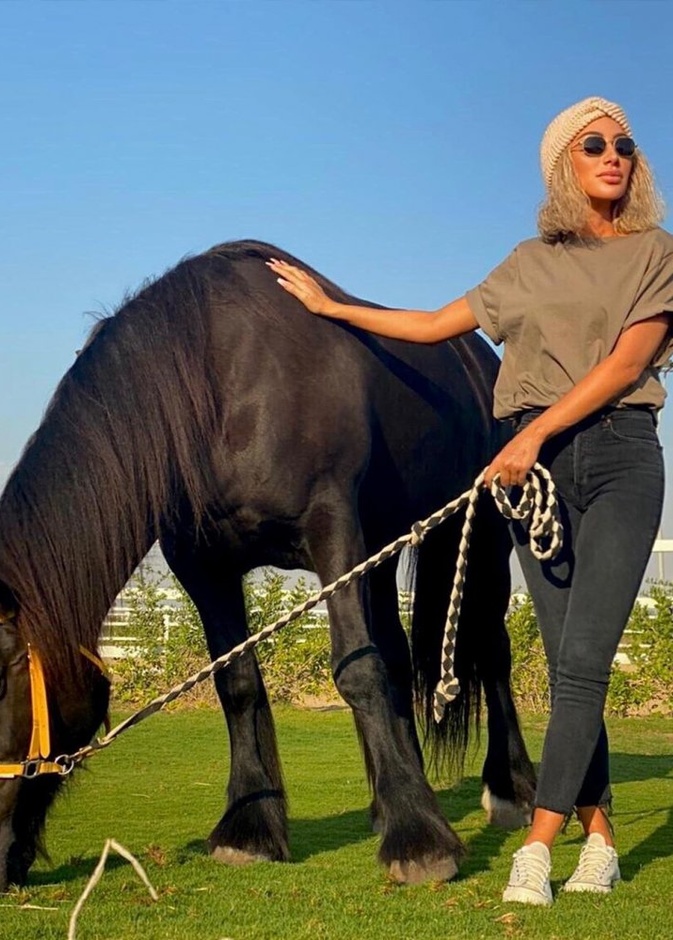 اطلالات مايا دياب الكاجوال بموضة الجينز في دبي