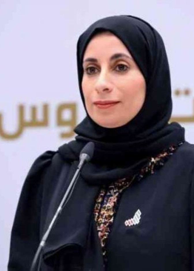 الطبيبة عائشة مصبح المعمري مع صاحب السمو الشيخ محمد بن زايد آلِ نهيان ولي عهد ابوظبي