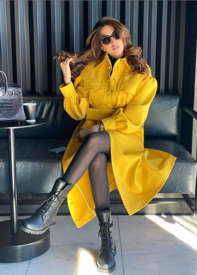 أخطفي الأنظار بالمعطف الأصفر ونسُقيه مع البوت الشبابي والعصري على طريقة فوز الفهد