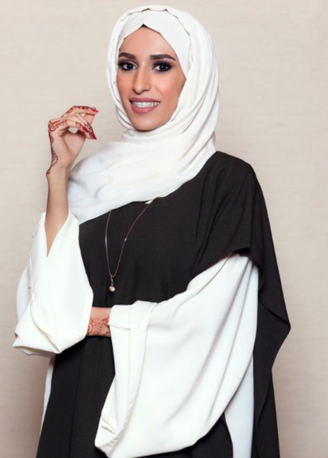 الأبيض الراقي والأنيق بعباية بصيحة الكشاكش على الأكمام