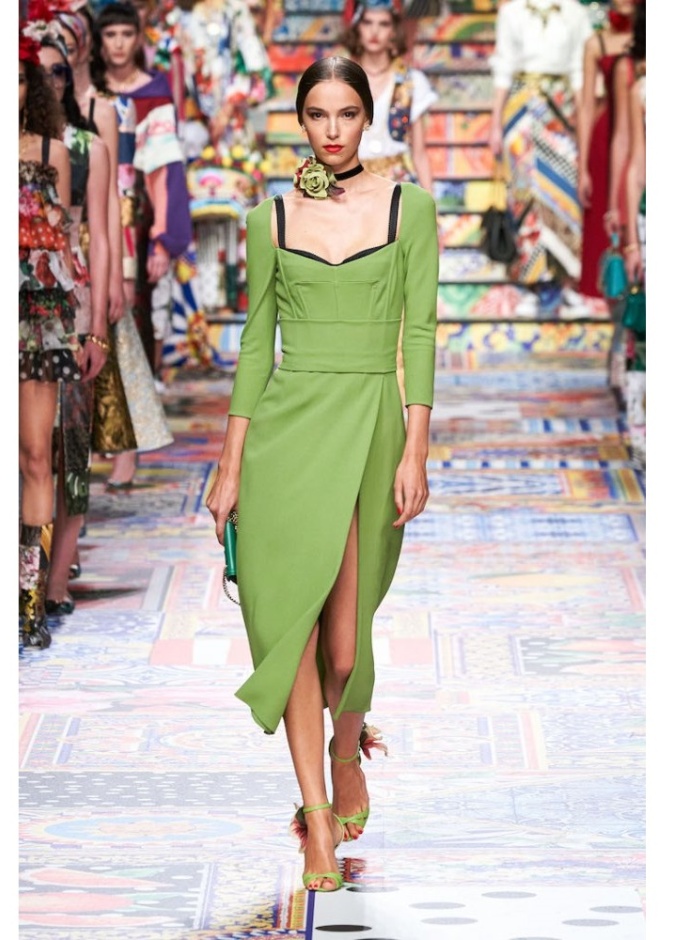 التنورة الميدي باللون الأخضر والقصة الجذابة من Brandon Maxwell