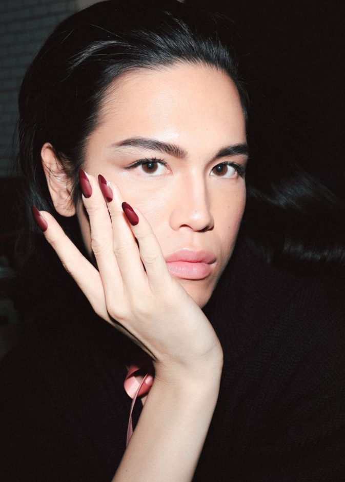 الوان مناكير شتاء 2021 مخملية وهندسية من دار Prabal Gurung