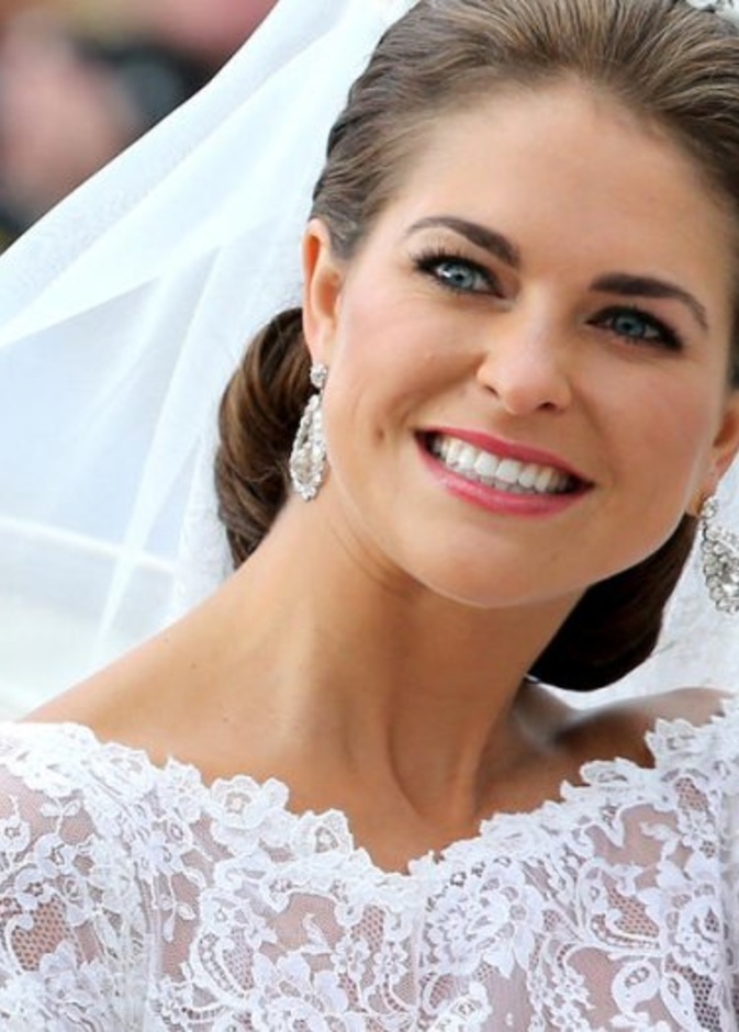 الأميرة مادلين ترتدي إسوارةThe Bernadotte Diamond Bracelet في حفل زفافها