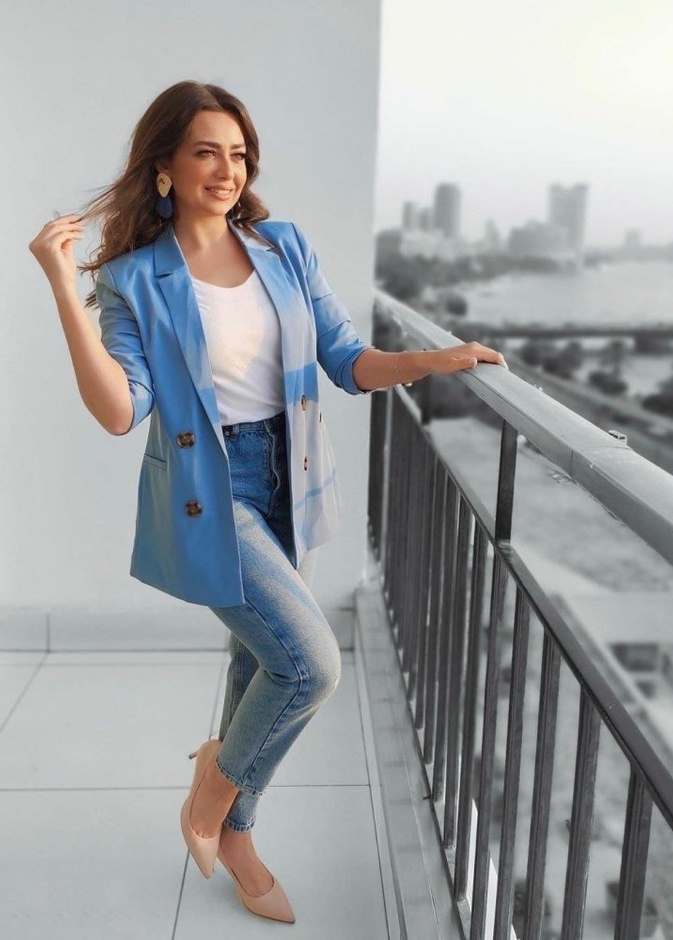  نسقت هبة مجدي بليزر ازرق مع بنطلون جينز