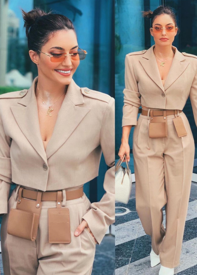 كارن وازن بالبدلة العصرية التي تألفت من سترة قصيرة باللون البيج نسّقت معها بنطلون باللون