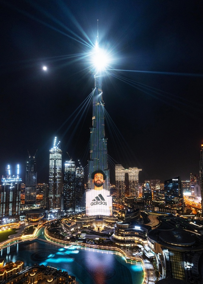 محمد صلاح في أطول برج في العالم بمناسبة افتتاح متجر أديداس الجديد