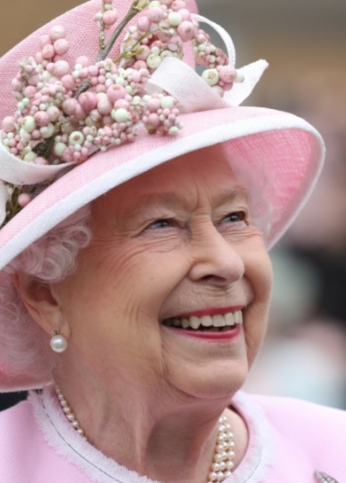 الملكة تشجع المواطنين في المملكة المتحدة بالتقدم للحصول على لقاح كورونا