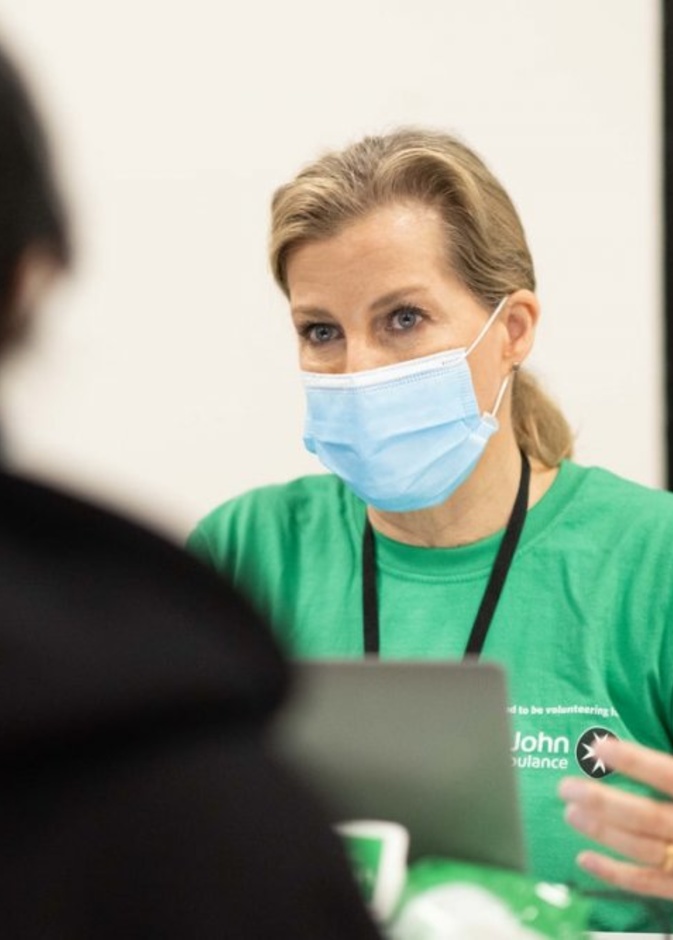 صوفي كونتيسة وسكس تتطوع للعمل في مركز للقاح كورونا