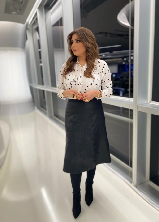  اعتمدت سارة دندراوي تنسيق في التنورة السوداء مع القميص الابيض