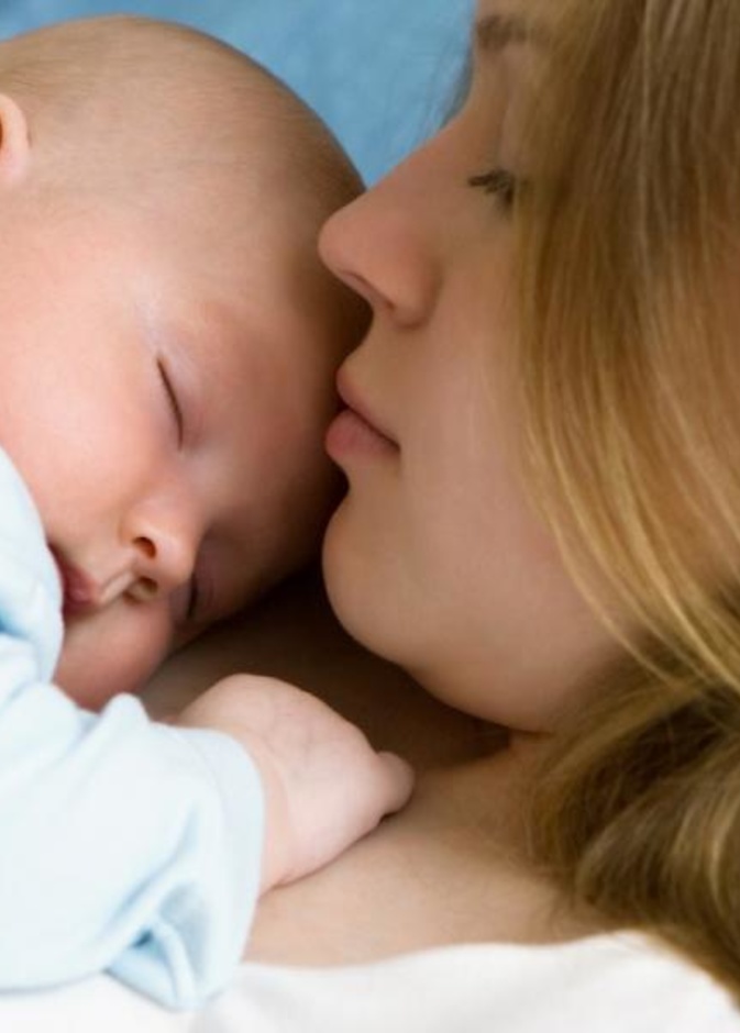 ما هي الأسباب الشائعة لآلام البطن بعد الولادة