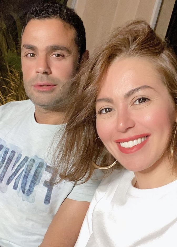  لقاء الخميسي وزوجها