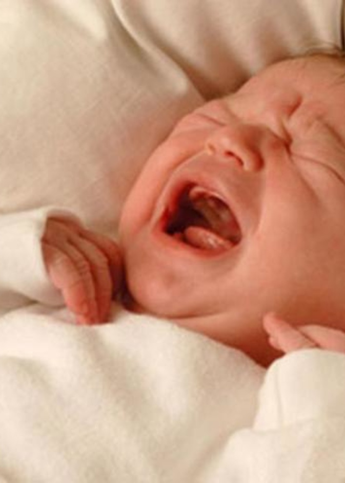 أسباب كثرة بكاء الطفل الرضيع أثناء النومر