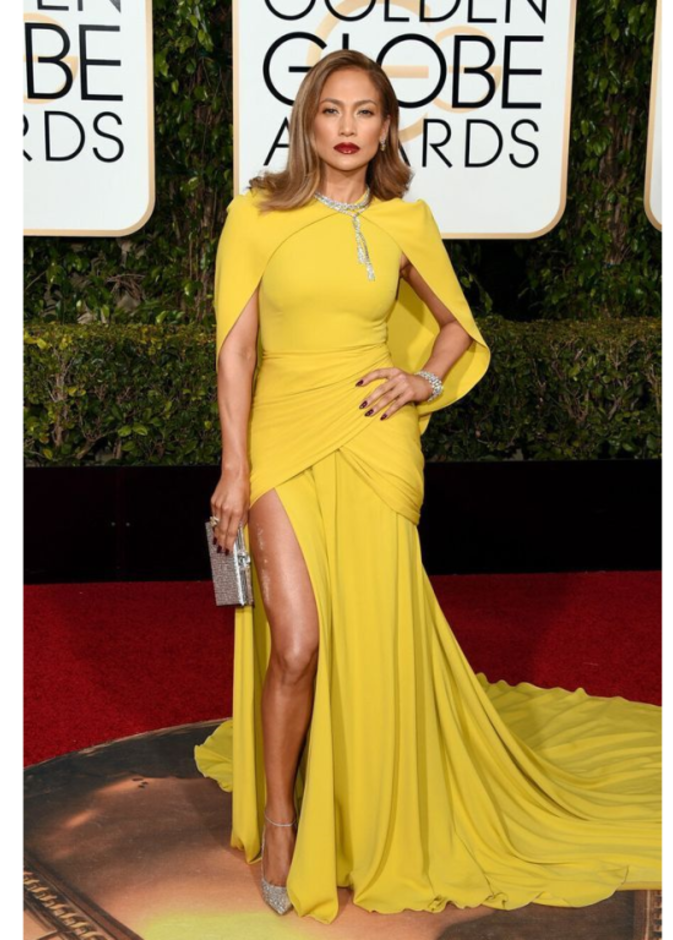 عام 2016 خطفت جي لو الأنظار بفستان أصفر من تصميم جيامباتيستا فالي