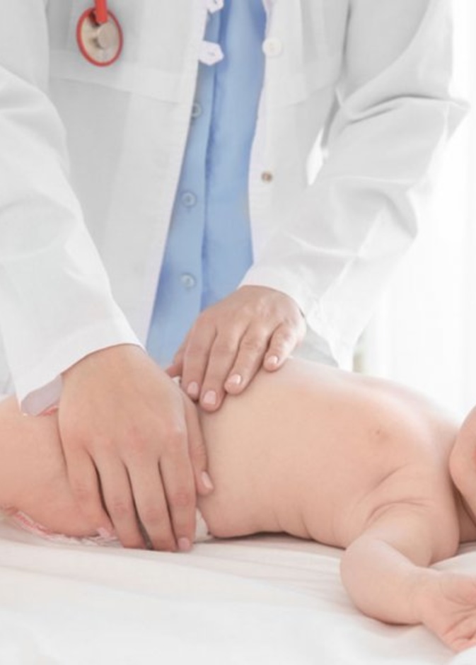 ما هي أسباب الفتق السري عند الرضع وما هي الأعراض