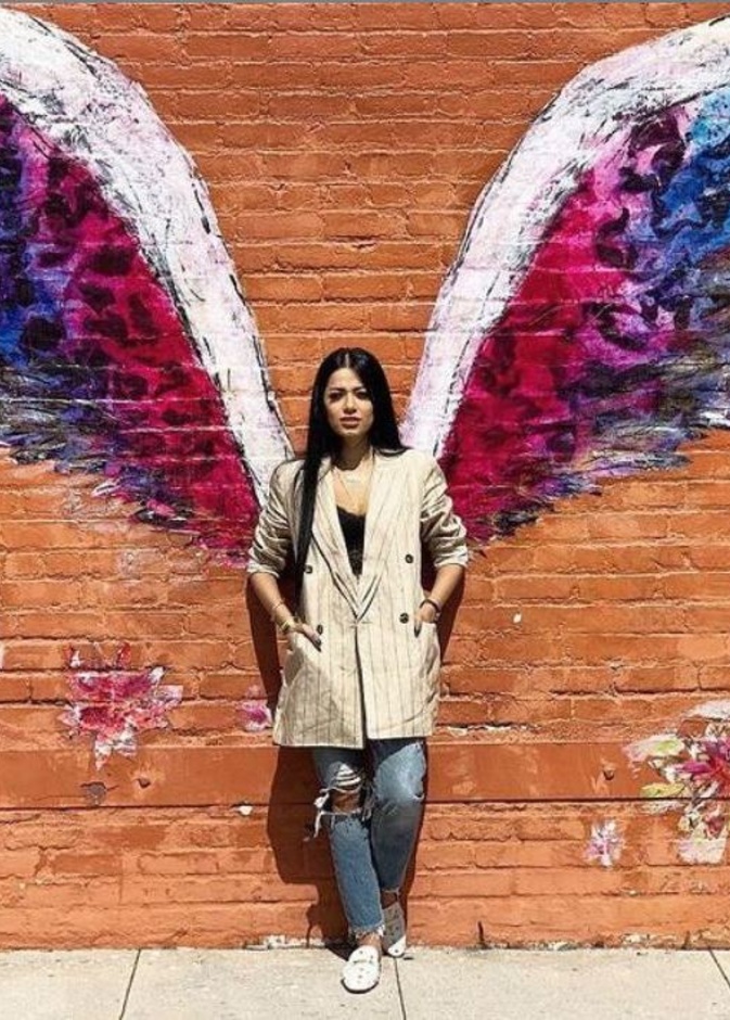 أطلّت بالبليزر الطويل بنقشة المقلّم مع البنطلون الدنيم