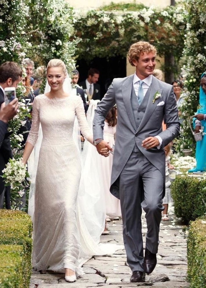 بياتريس بوروميو فستان زفاف مبهر باللون العاجي صنع خصيصا من أجلها