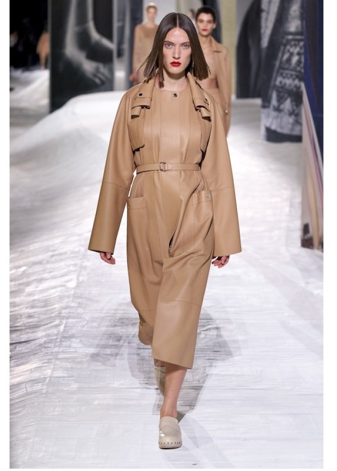  ترانشكوت باللون البيج من Alexandre Vauthier