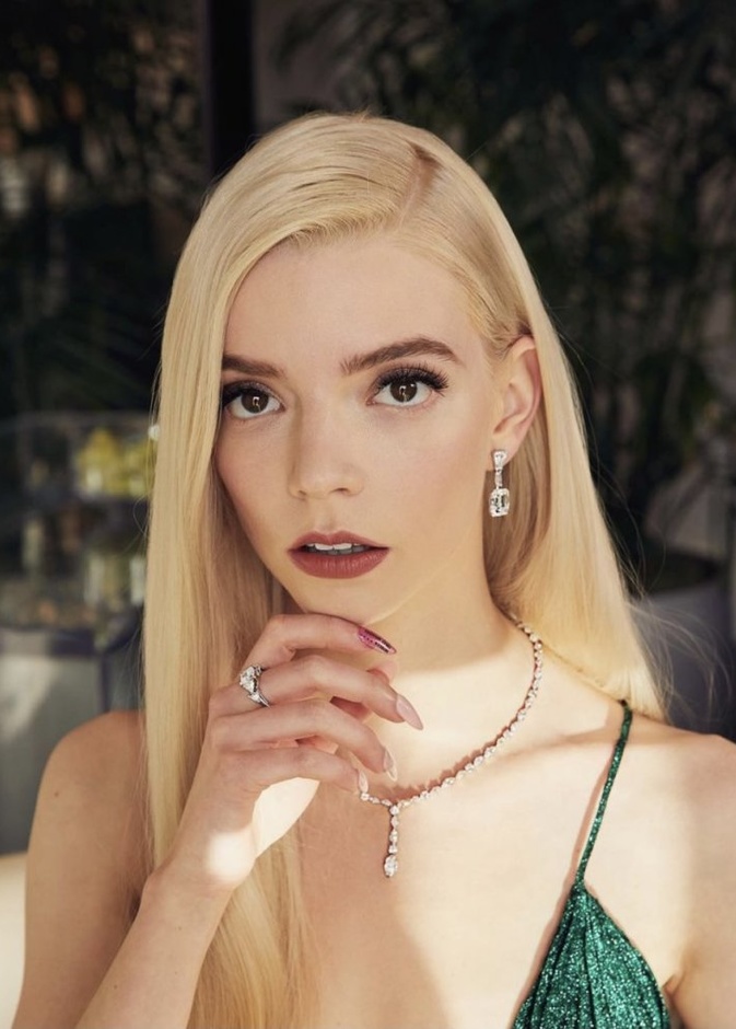 آنيا تايلور جوي تستمتع بأحجار الألماس من تيفاني اند كو في إطلالتها في Golden Globes 2021
