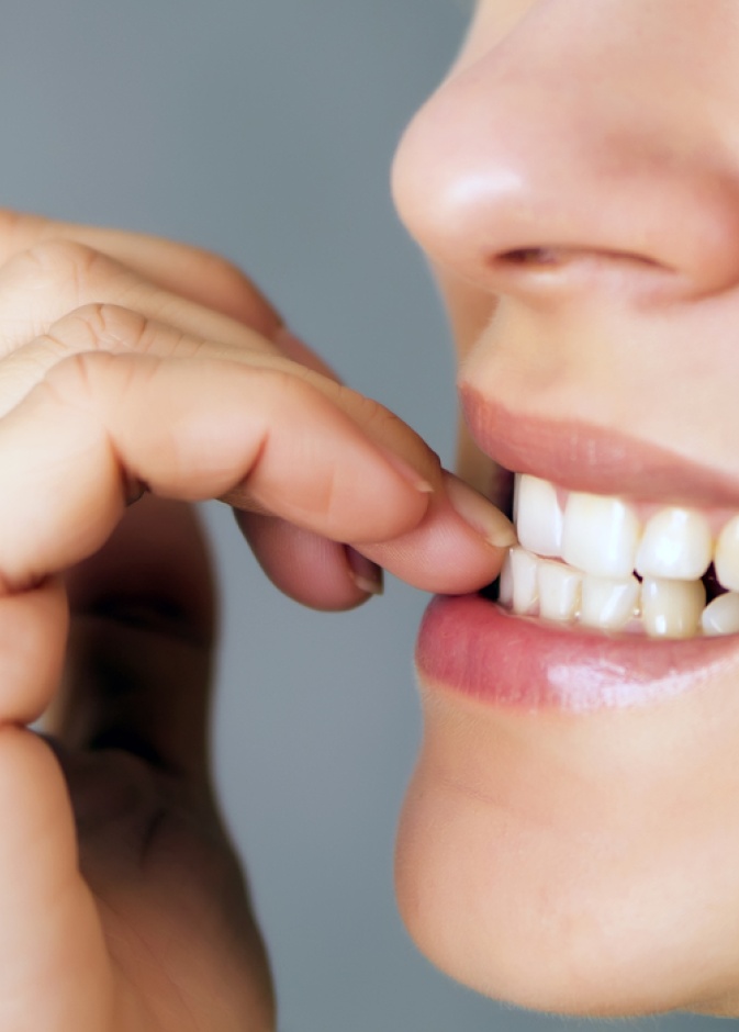 قضم الأظافر ترافقنا منذ الصغر بسبب القلق والتوتر