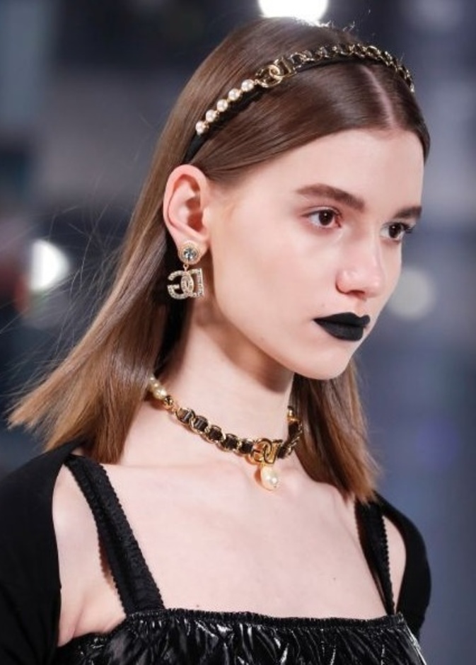 رسمات المكياج القوي واحمر الشفاه الاسود في عرض دولتشي اند غابانا