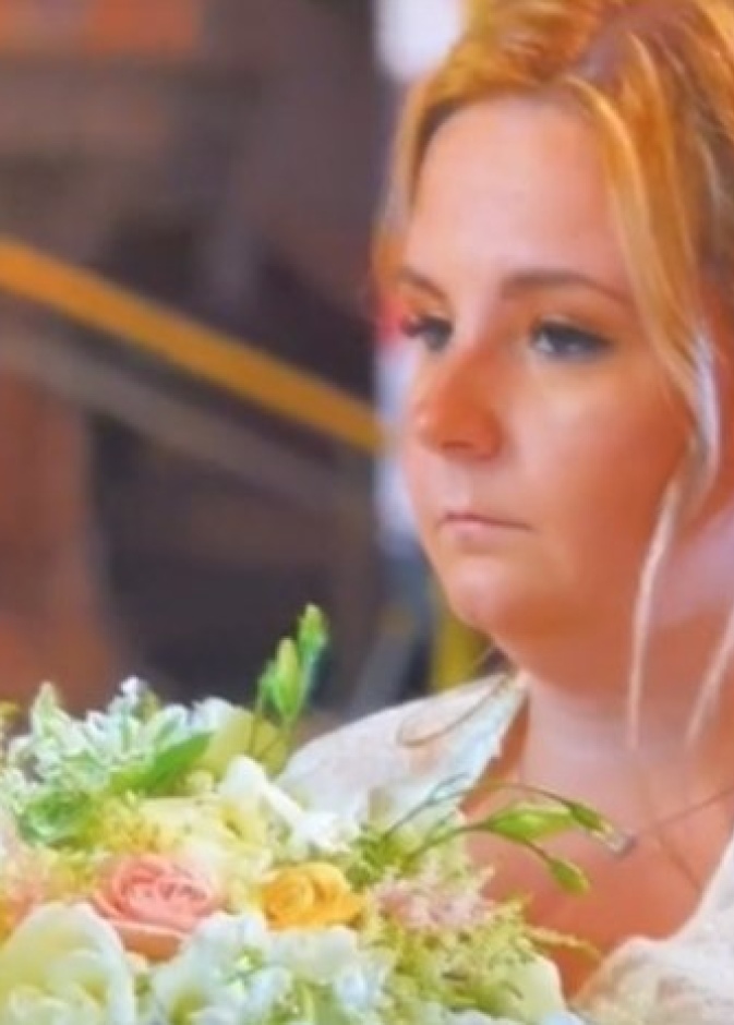 عريس وأهله يتجنبون العروس في صور الزفاف