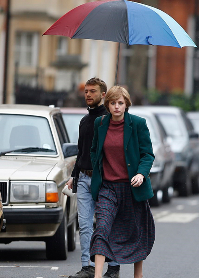 اطلالات نجمة ذا كراون اليومية بالتنانير الواسعة والكارو