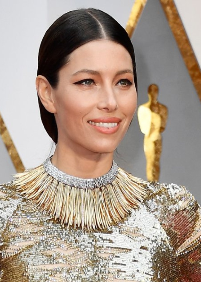  جيسيكا بيل راقية بقلادة تيفاني اند كو Tiffany & Co