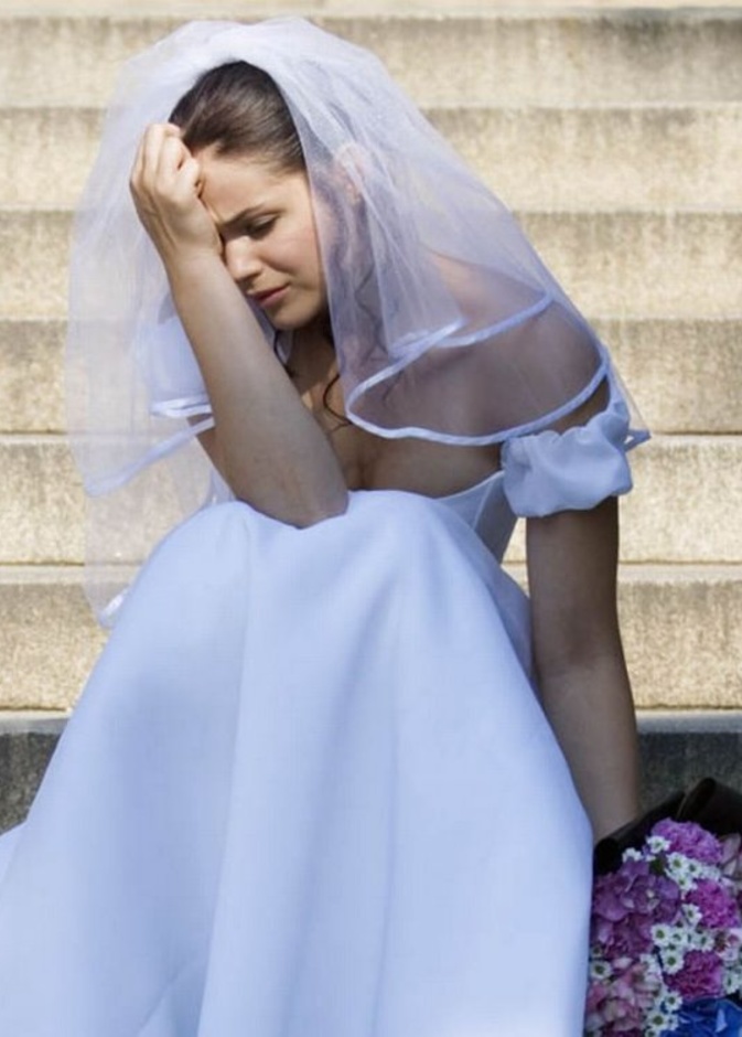 عروس مصدومة من إصرار حماتها على ارتداء فستان مشابه لفستان زفافها