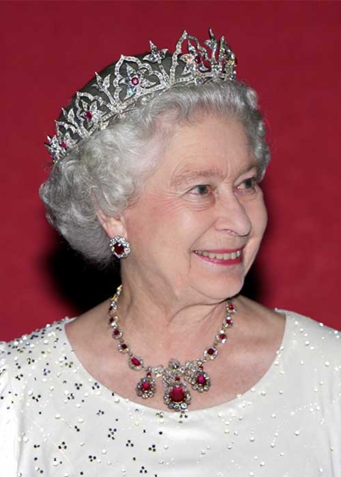 الملكة إليزابيث الثانية ترتدي تاج The Queen's Oriental Circlet tiara