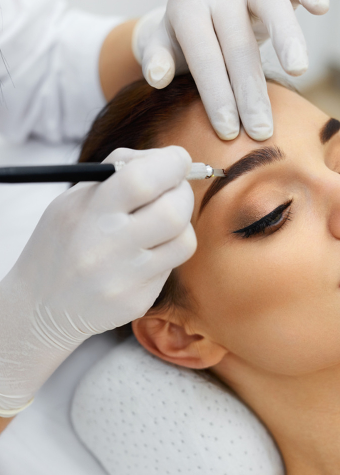 مخاطر المكياج الدائم على البشرة