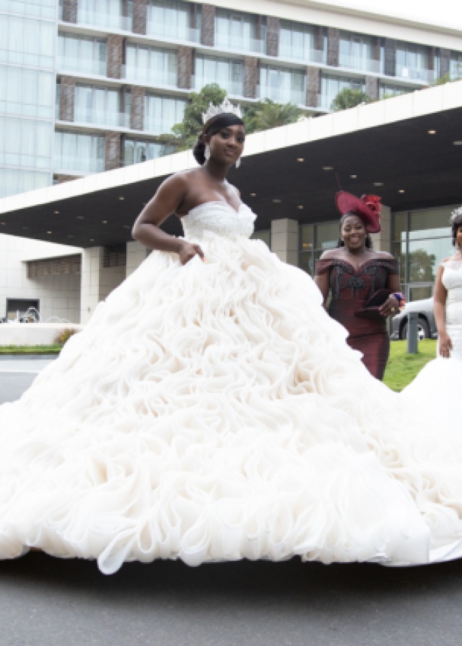  مصممة أزياء تستخدم 2000 ياردة من شعر الخيل 165 ياردة من قماش الأورغاندي