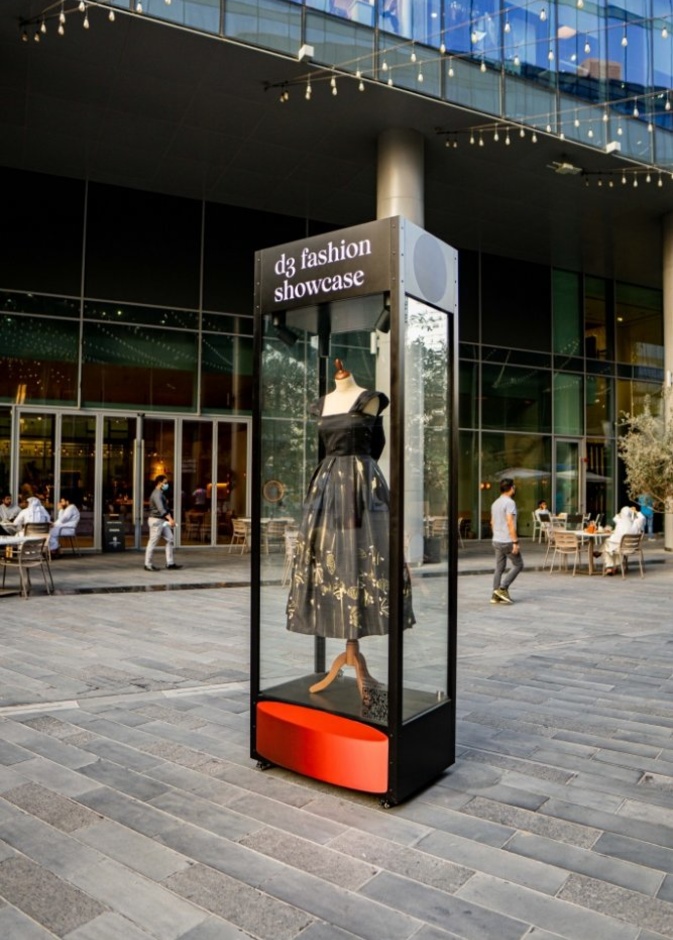 حيّ دبي للتصميم يسلط الضوء على المواهب في معرض _فاشن شوكيس_ للأزياء