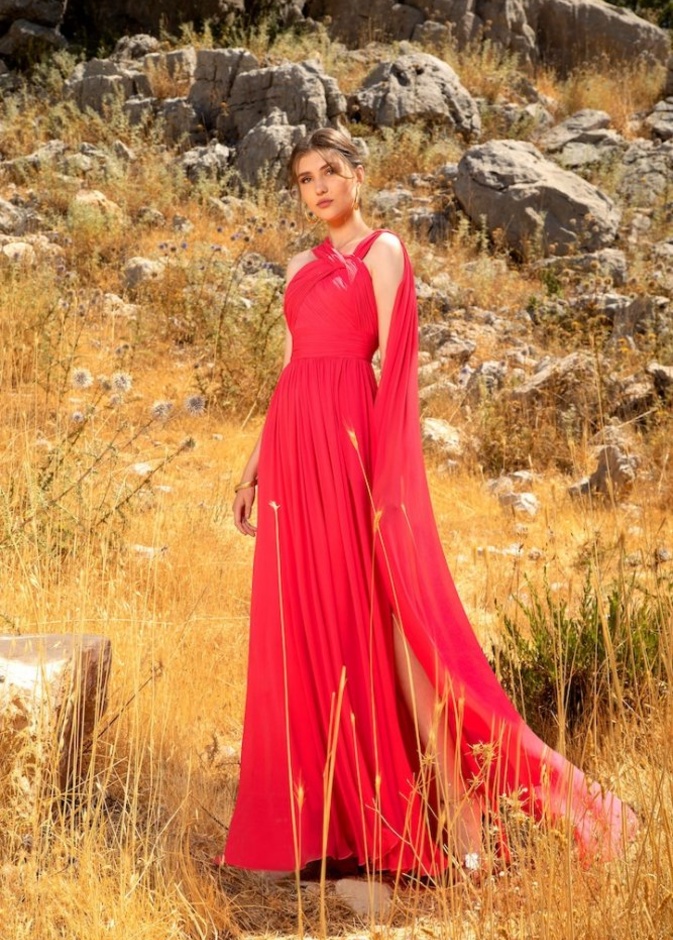  اطلالة عصرية ومواكبة للموضة بالجلد الأحمر من تصميم Balmain