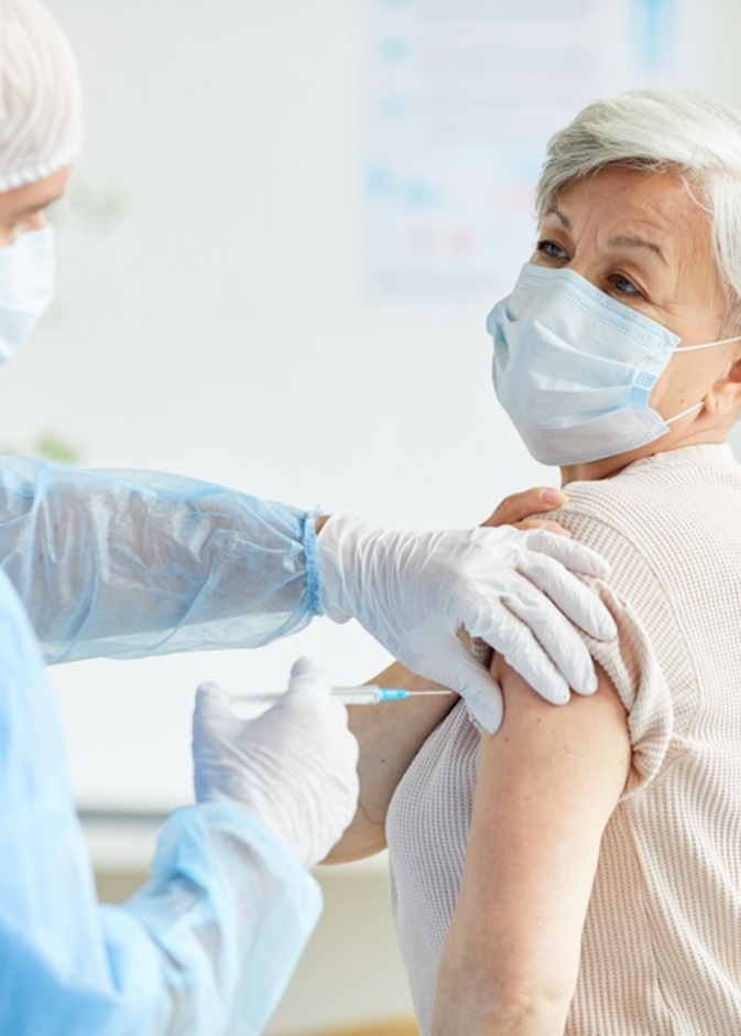 ما الفترة الزمنية التي يحتاجها التطعيم لبدء حماية الجسم من فيروس كورونا