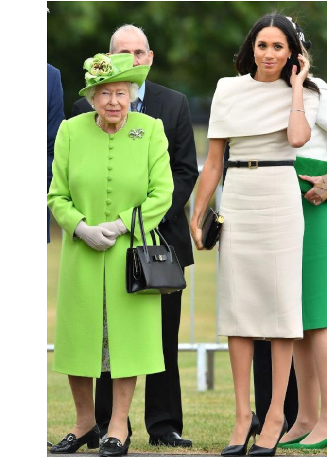 إختارت باللون الأبيض من جيفانشي فيما أطلت الملكة اللون الأخضر