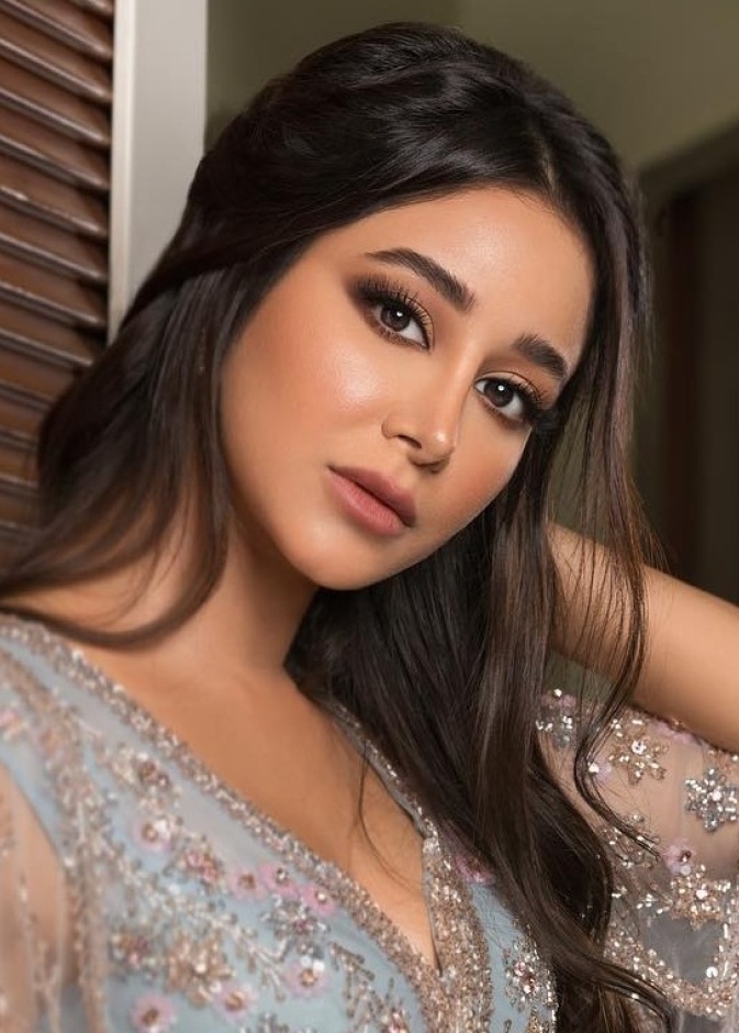 مكياج عصري ناعم يناسب خروجات النهار من وحي اسيل عمران 2021