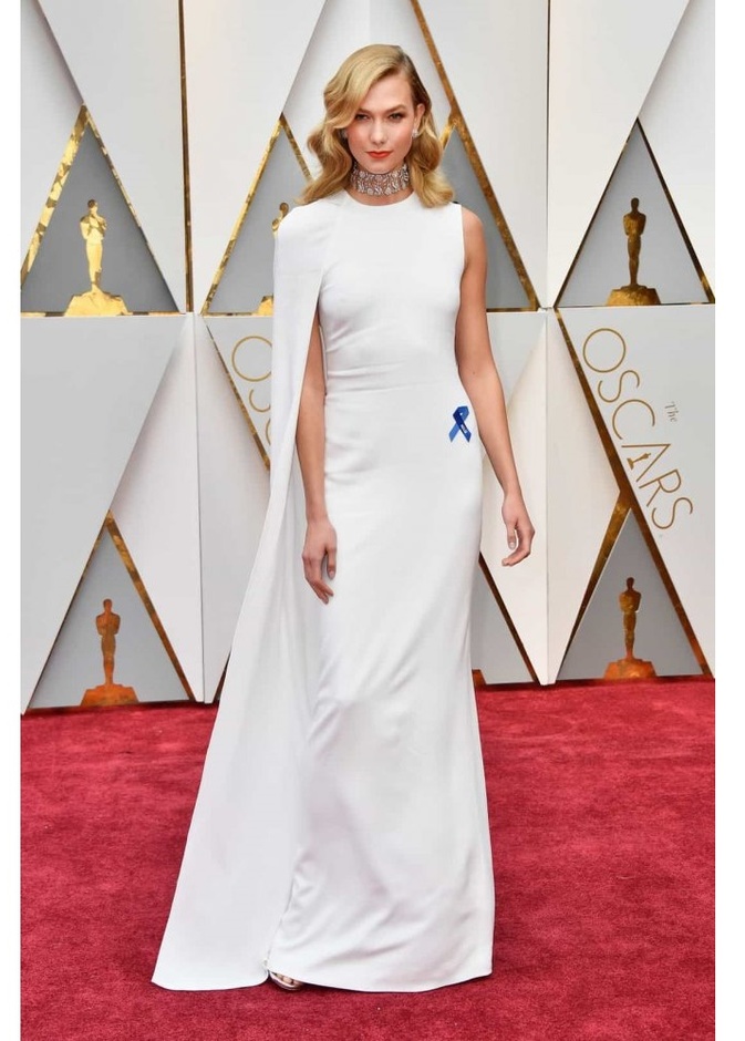 ارتدت كارلي كلوس فستان ابيض زينته بشريطة زرقاء لدعم الحقوق المدنية