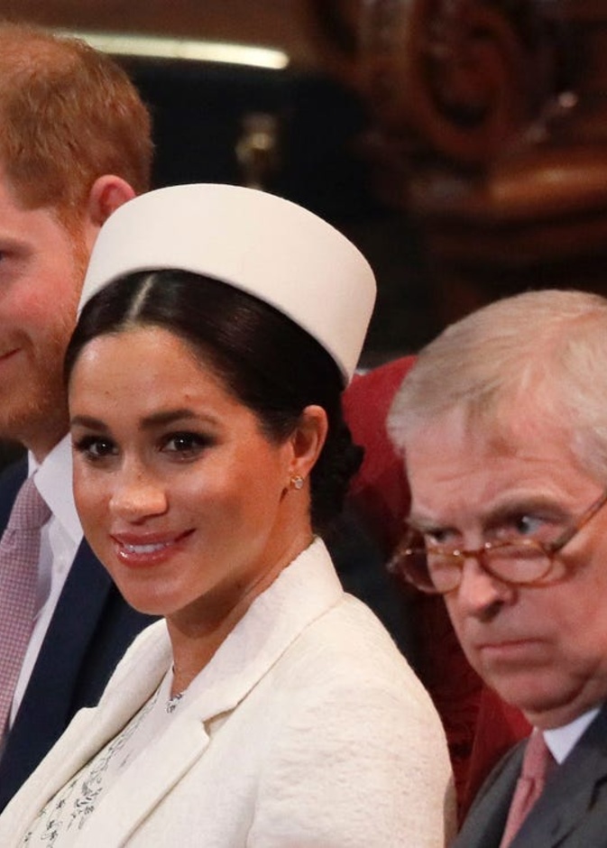 انتقادات للقصر الملكي البريطاني لدفاعه عن الأمير أندرو بخلاف ميغان ماركل