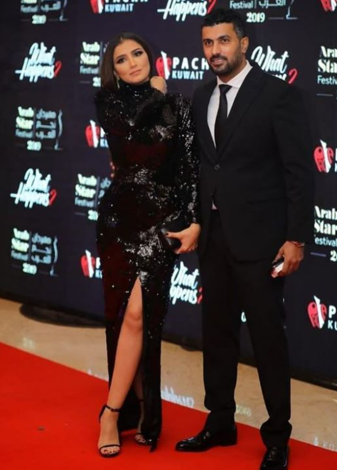 خطفت الأنظار بفستان طويل مغطى بالترتر بالكامل وتميّز بالياقة العالية