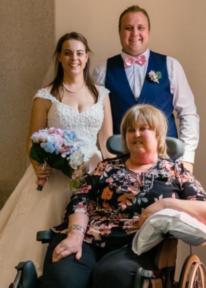 عروس ترتدي فستان الزفاف مرتين للاحتفال مع والدتها المريضة في المستشفى