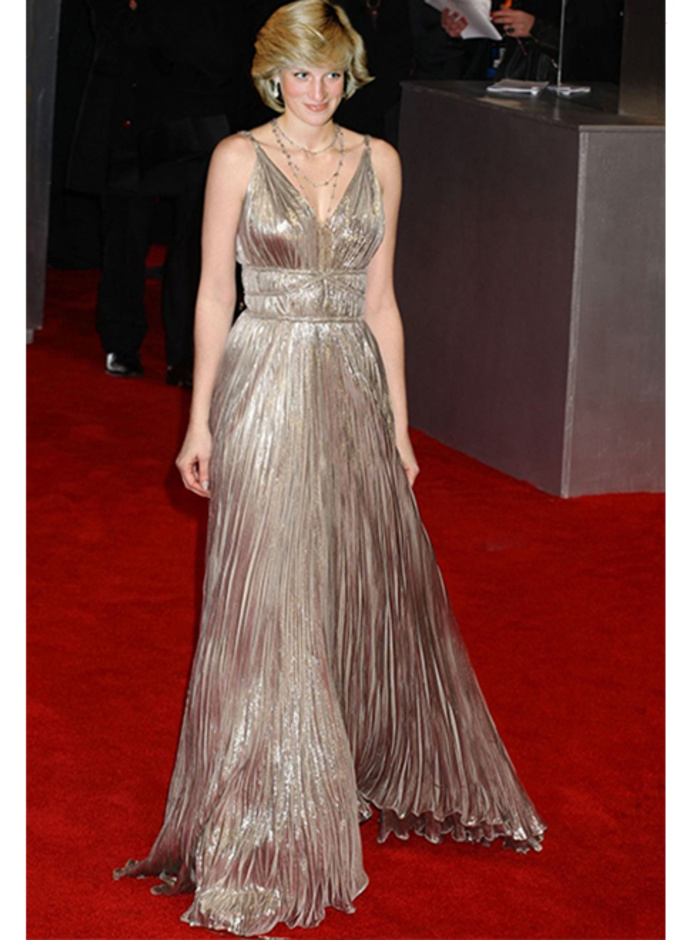 فستان باللون الذهبي اختارته الليدي ديانا من اوسكار دي لارنتا ‏Oscar De La Renta