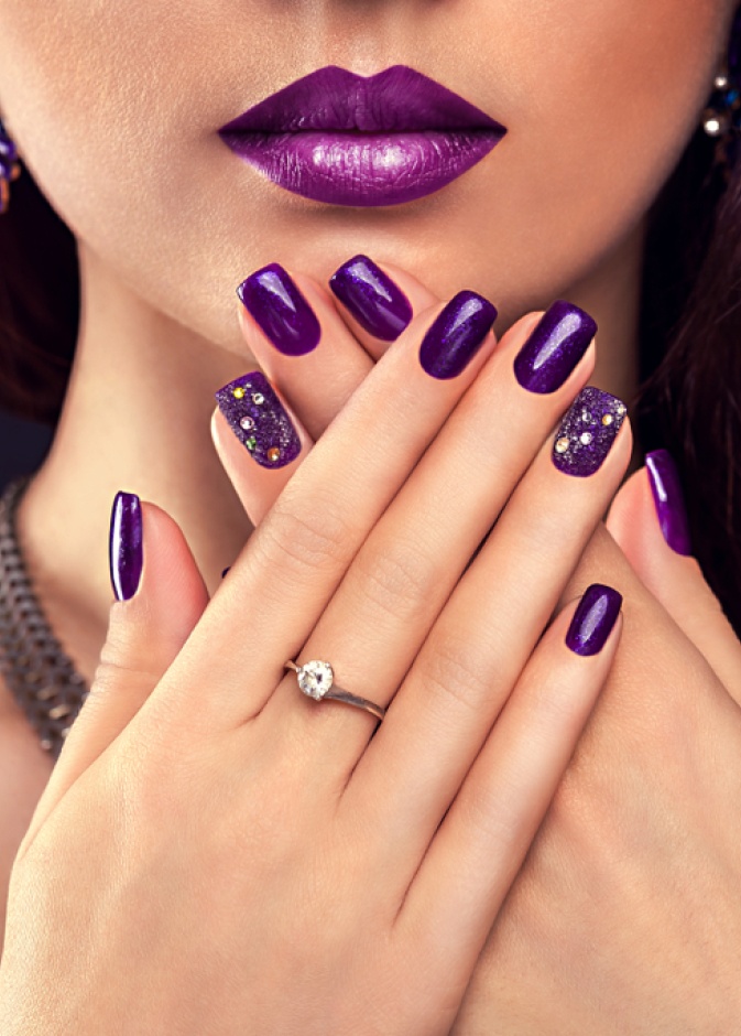 طلاء اظافر مرجاني مميز ليوم المراة العالمي