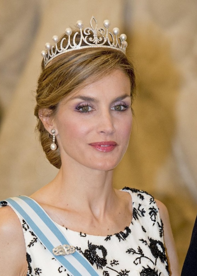 الملكة ليتيزيا تتألق بتاج تاج Pearl Fleur de Lys