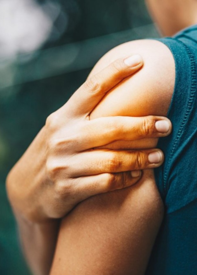 أسباب تجمد الكتف وعلاجه