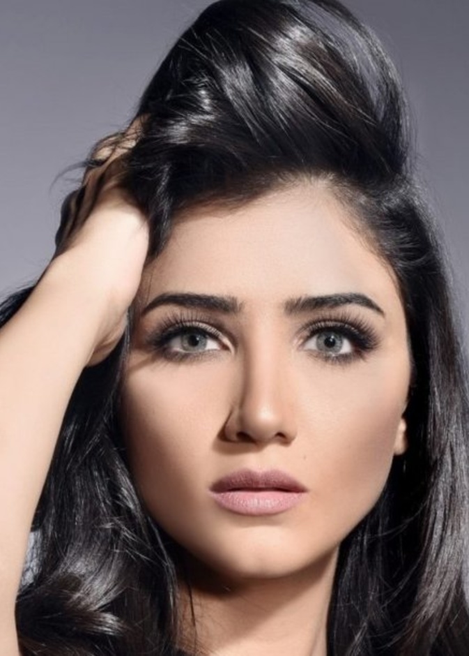 مكياج عصري يناسب فستان باللون الاسود من وحي اطلالات مي عمر
