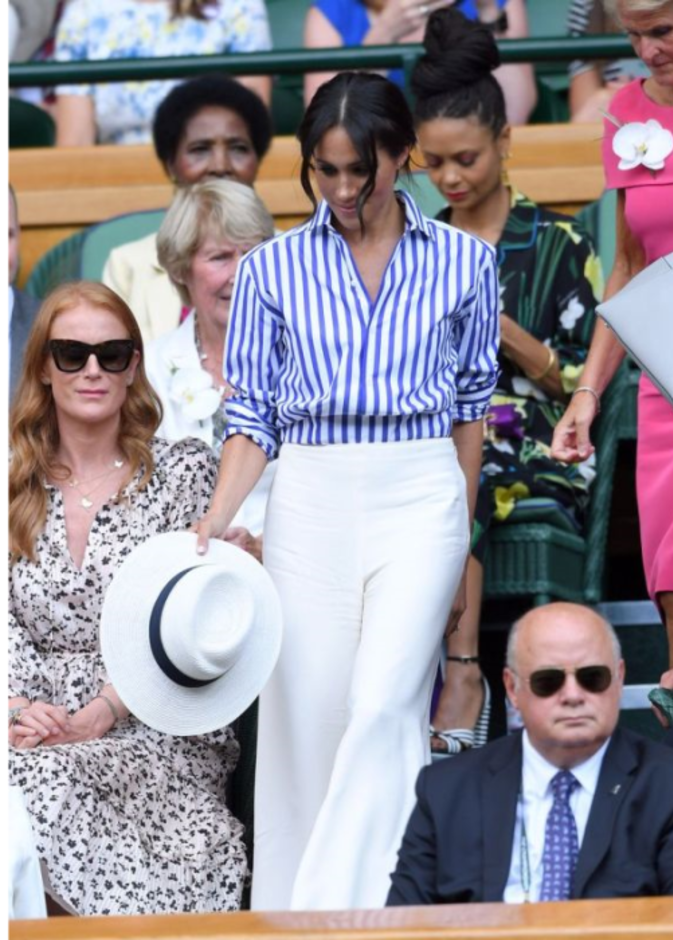 حملت القبعة لانه يُحظر على الضيوف في الجناح الملكي ارتداء القبعات