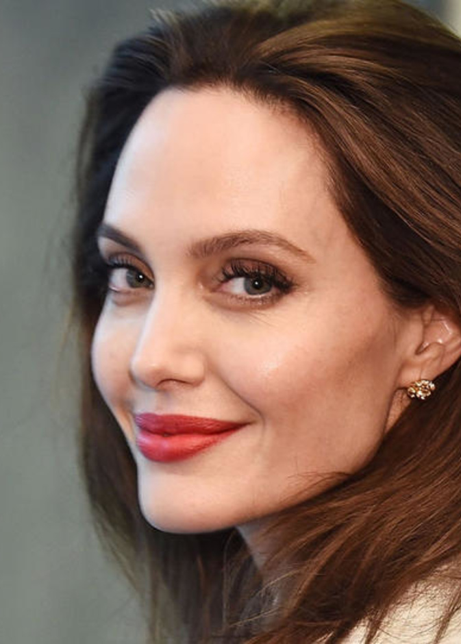 أنجلينا جولي  تحصل على لقب جديد وهو "العرابة"