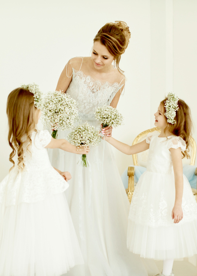 طلبت عروس من مجموعة من وصيفات الشرف في حفل زفافها