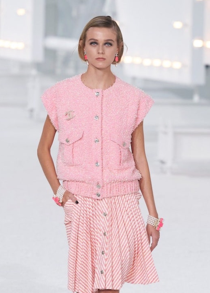 فستان باللون الزهري البراق بقصة مثيرة وجريئة من Balmain 