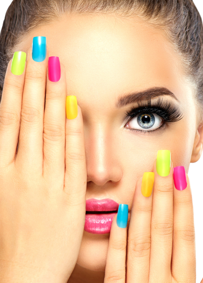 اجمل رسمات اظافر ملونة لإطلالة مرحة في ربيع 2021